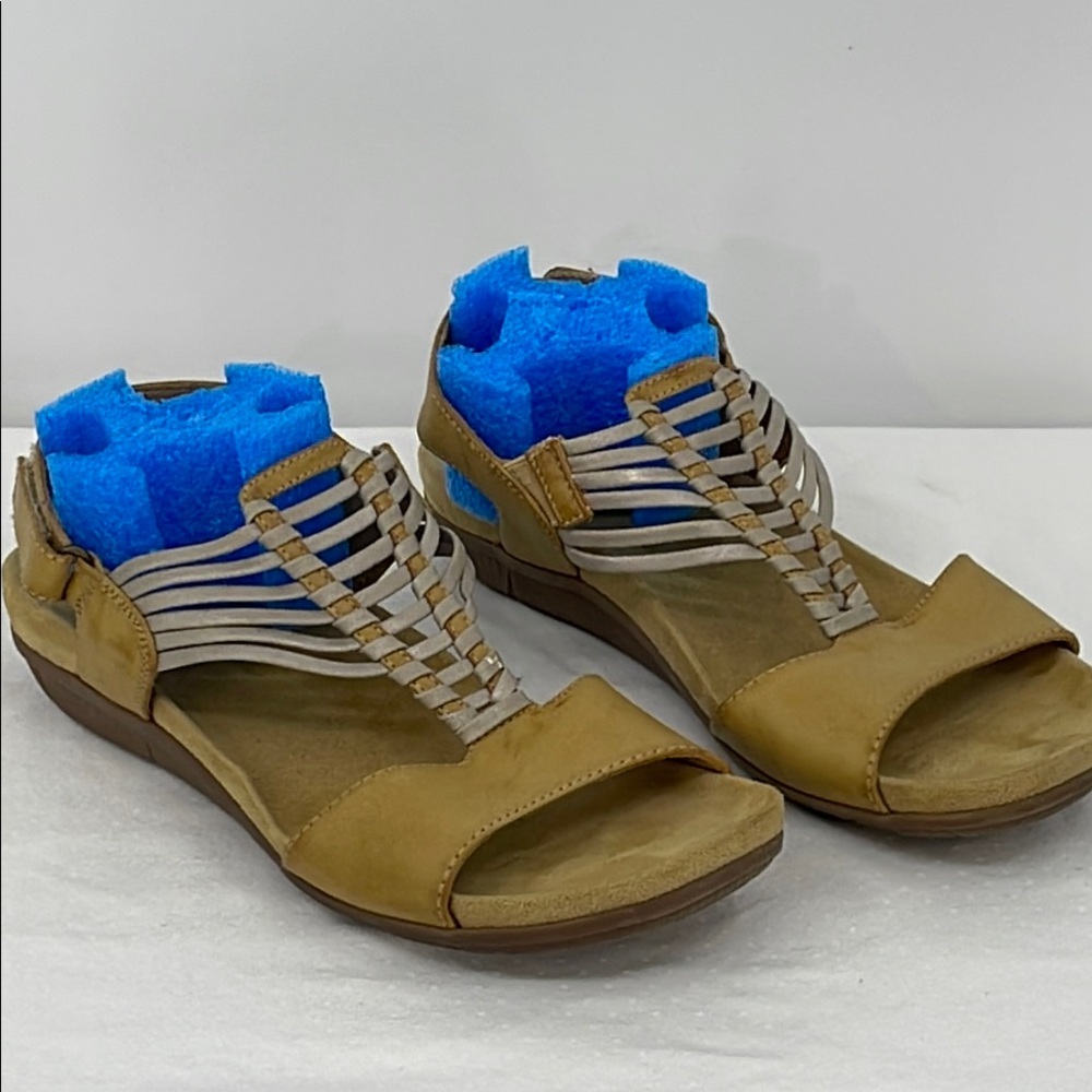 BARETRAPS JAYCE SIZE 10 WOMENS Tan Sandals